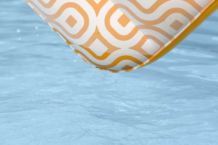 Bestway Pool Luftmatratze mit Kopfteil und Getränkehalter